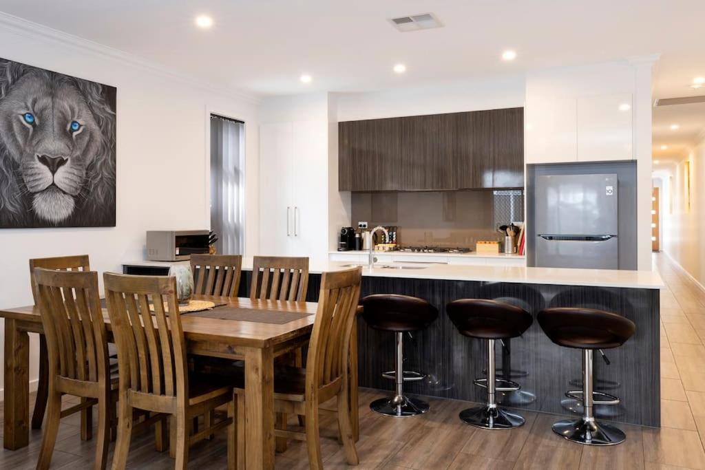 Luxury Home In Christies Beach With King Bed, Nbn, Netflix, 3Bed 2Bath Buitenkant foto