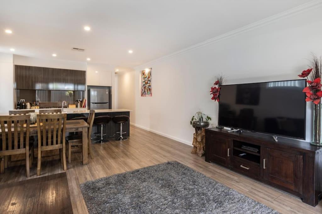 Luxury Home In Christies Beach With King Bed, Nbn, Netflix, 3Bed 2Bath Buitenkant foto